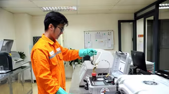 Những người 'bác sĩ dầu máy' của các trạm biến áp và hệ thống điện Thủ đô