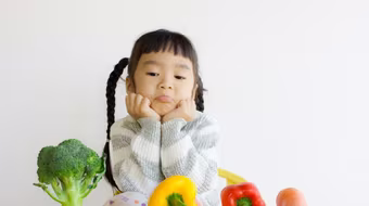 Trẻ biếng ăn: Sai lầm phổ biến cha mẹ nên tránh