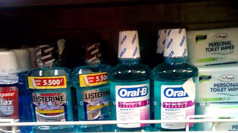 Người tiêu dùng quay lưng với nước súc miệng Oral B nhiễm khuẩn