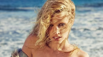 Siêu mẫu Lara Stone khiến người xem "nóng mắt"