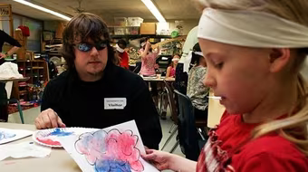 Họa sỹ mù làm… thầy dạy vẽ