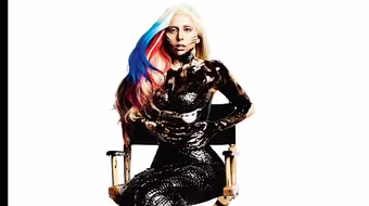 Lady Gaga xuất hiện trong trang phục dầu nhớt