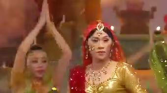 Hoài Linh lại giả gái "uốn éo" trong điệu múa Ấn Độ