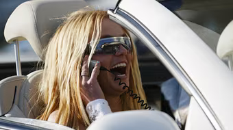 Nữ giới có xu hướng dùng đồ công nghệ nhiều hơn khi lái xe 