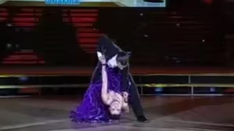 Xem Phương Thanh "trồng cây chuối" nhảy Tango