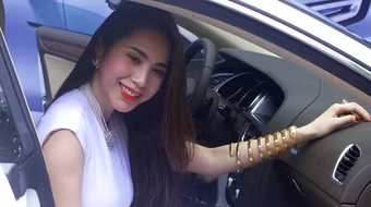 Thủy Tiên khoe đồng hồ con rắn 4 tỷ Công Vinh tặng