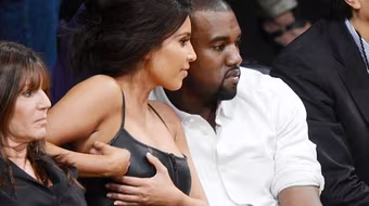 Cô Kim "siêu vòng 3" liên tục chỉnh áo ngực ở nơi công cộng