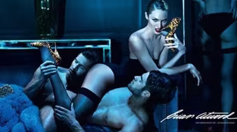 “Thiên thần nội y” lả lơi bên trai lạ