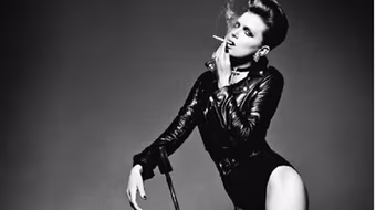 Siêu mẫu Anh táo bạo vén quần, khoe chân nuột