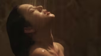 Xôn xao cảnh "tắm nude, giường chiếu" nóng bỏng của Lý Nhã Kỳ