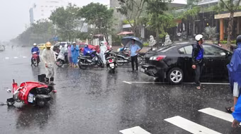 Chở cháu đi học, bà bị ô tô tông chết thảm