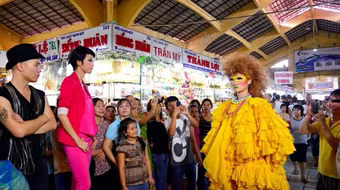 "Chân dài" Top model "đại náo" chợ Bến Thành