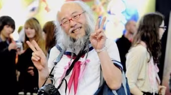 Xôn xao vì cụ ông trong bộ dạng... nữ sinh "xì tin"