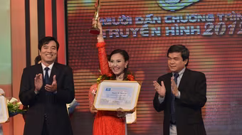 Sau giao lưu với Phạm Văn Mách, Khánh Ly trở thành MC xuất sắc nhất 2012