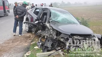 "Xế hộp ăn" dải phân cách, 4 người bị thương