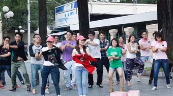 Thí sinh Miss Teen nhảy Gangnam Style, bán hàng rong