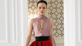 Tuyết Lan "mình hạc xương mai" chinh phục sàn diễn quốc tế