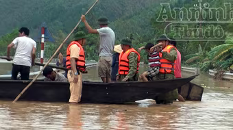 Lực lượng Công an cứu nhiều người dân bị lũ cuốn trôi