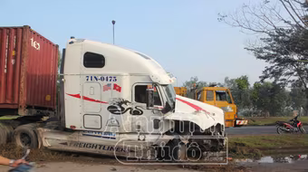 Container tông nát xe 7 chỗ, nhiều người thoát chết vì... đi vệ sinh