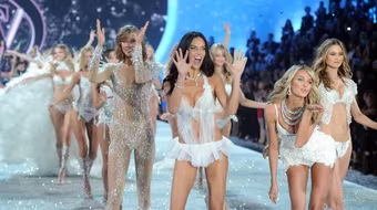 Choáng ngợp đêm diễn nội y của Victoria's Secret