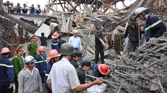 Khởi tố 3 bị can vụ sập giàn giáo hội trường UBND huyện