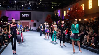 Thí sinh Top Model "đắt sô" tại Singapore