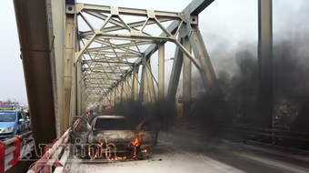 Cận cảnh xe ô tô 4 chỗ cháy đen giữa cầu Chương Dương