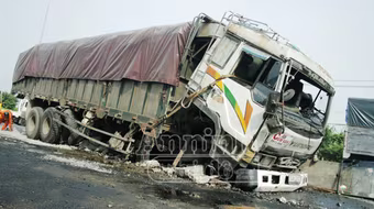Xe tải nổ lốp gây náo loạn quốc lộ 1A