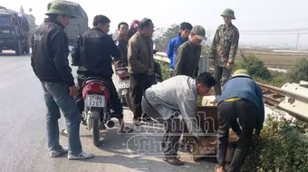 Đạp xe qua đường ray, ông già 60 tuổi bị tàu hoả đâm