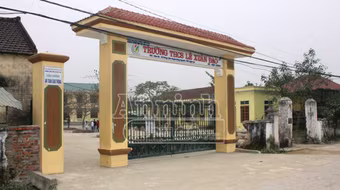 Nữ sinh dùng dao lam rạch mặt bạn trước cổng trường