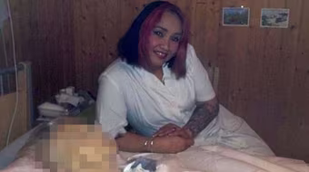 Nữ y tá bệnh hoạn, tạo dáng chụp ảnh bên xác chết rồi đăng lên Facebook