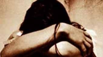 Bàng hoàng phát hiện con gái 15 tuổi có thai