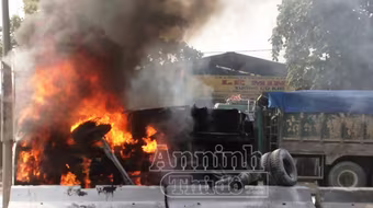 Chạy gần đến trạm thu phí, chiếc xe ben bốc cháy dữ dội