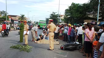 Bị xe khách chạy ẩu đâm, 3 học sinh thương vong