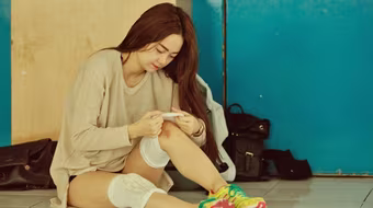 Minh Hằng lộ chân tím bầm khi diện quần ngắn tập nhảy