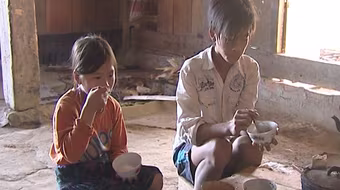 Mặc trẻ bơ vơ, mẹ nhẫn tâm bỏ xứ đi lấy chồng