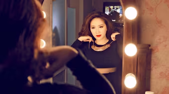 Bảo Thy khoe ảnh gợi cảm trước gương trang điểm