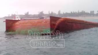  Lật sà lan trên biển, một người mất tích