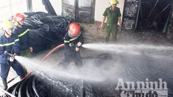 Kho vật tư nhà máy nước Hà Tĩnh cháy dữ dội