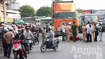 Người phụ nữ bị xe container cán chết giữa vòng xuyến