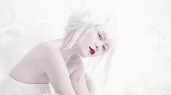 Mâu Thanh Thủy lạnh lùng trong vai nữ thần tuyết trắng