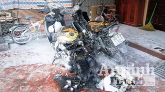 3 xe máy để trước nhà bất ngờ bốc cháy dữ dội