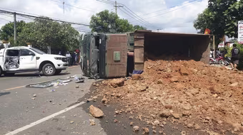 [Tin nhanh tối 15-11-2020] Tránh xe con, xe ben lật ngang đường gây tai nạn liên hoàn