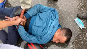 [Tin nhanh sáng 26-5-2021] Kẻ cướp điện thoại bị quật ngã khi chạy ngang chốt kiểm dịch Covid-19