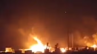 Trúng tên lửa Israel, cảng Syria bốc cháy dữ dội