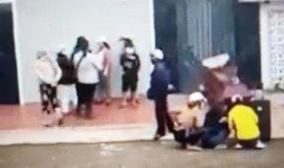 [Tin nhanh sáng 16-2-2022] Mở nhạc đám ma, mang quan tài đến trước nhà chủ hụi để đòi nợ