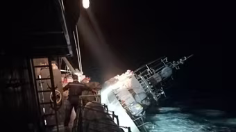 Tàu Hải quân Thái Lan bị sóng lớn đánh chìm