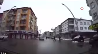 Tòa nhà cao tầng sụp đổ chỉ trong vài giây ở Thổ Nhĩ Kỳ