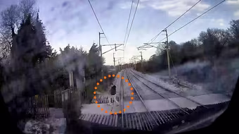 Khoảnh khắc người đi bộ suýt bị đoàn tàu đang chạy tốc độ cao đâm phải