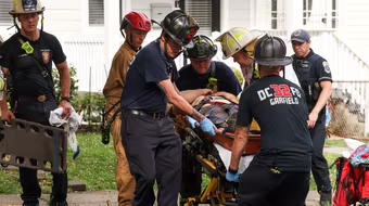 Khoảnh khắc giải cứu các công nhân bị mắc kẹt trong vụ sập tòa nhà 